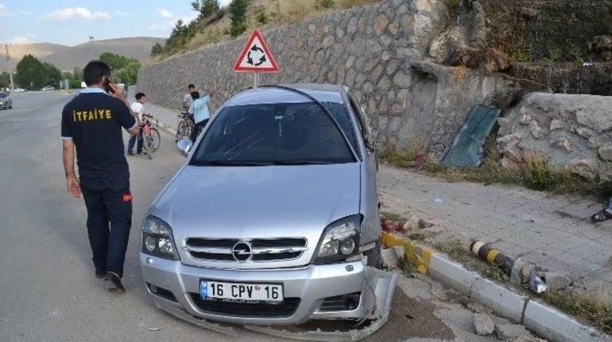 Virajda Hızını Alamayan Otomobil Takla Attı