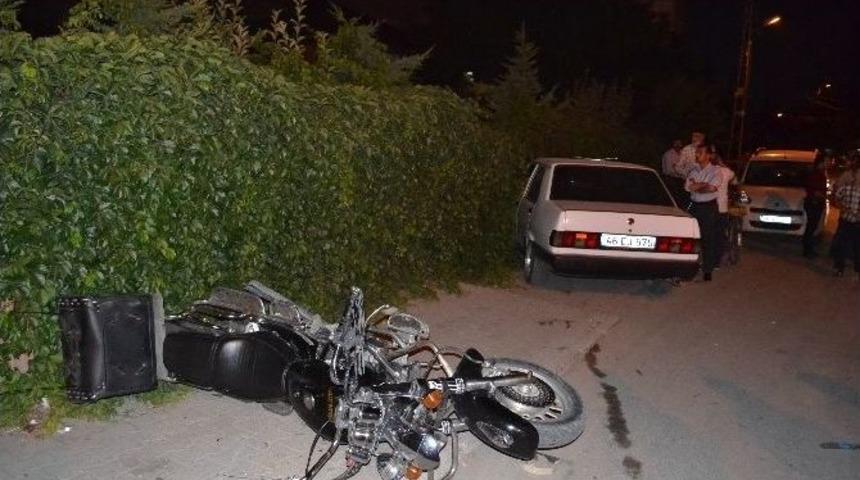 &Ouml;nce Motosiklete Sonra Bah&ccedil;e Duvarına &Ccedil;arptı