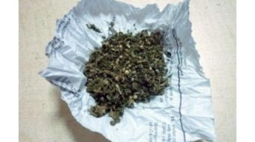 İzmir&rsquo;de Uyuşturucu Satıcılarına Baskın: 8 G&ouml;zaltı