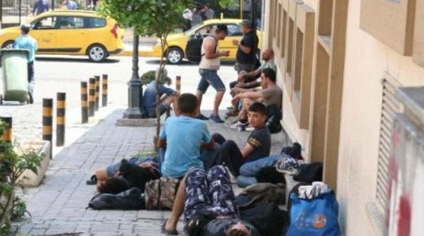 Suriyeli Sığınmacılar '&ouml;d&uuml;ll&uuml; Sokakta' Yatıyor