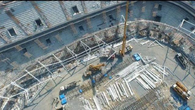 Beşiktaş Stadının Çatı Iskeleti Hasar Gördü