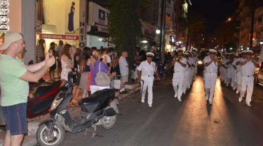 Kuşadası Sokaklarında Bando Coşkusu