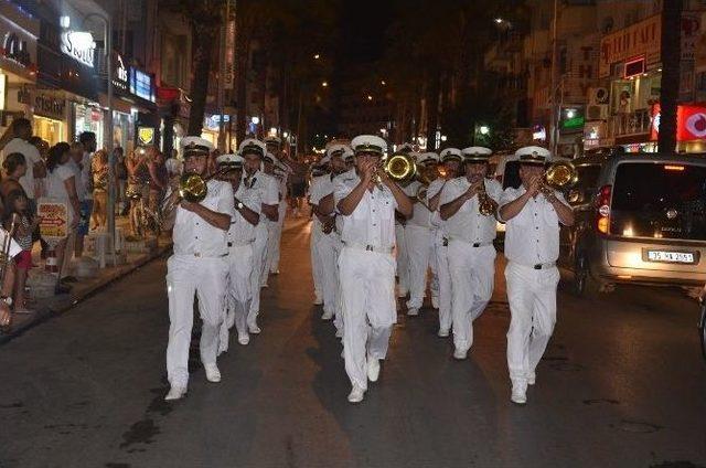 Kuşadası Sokaklarında Bando Coşkusu