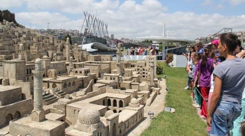 Miniat&uuml;rk&rsquo;te T&uuml;rkiye&rsquo;yi K&ouml;şe Bucak Gezdiler