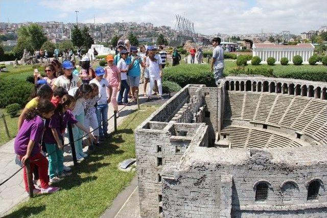 Miniatürk’te Türkiye’yi Köşe Bucak Gezdiler