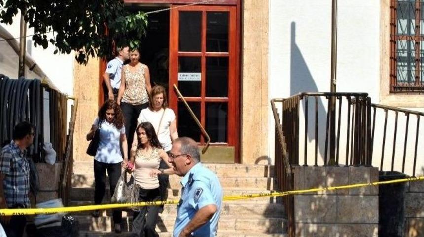 Bankada Bomba Paniği