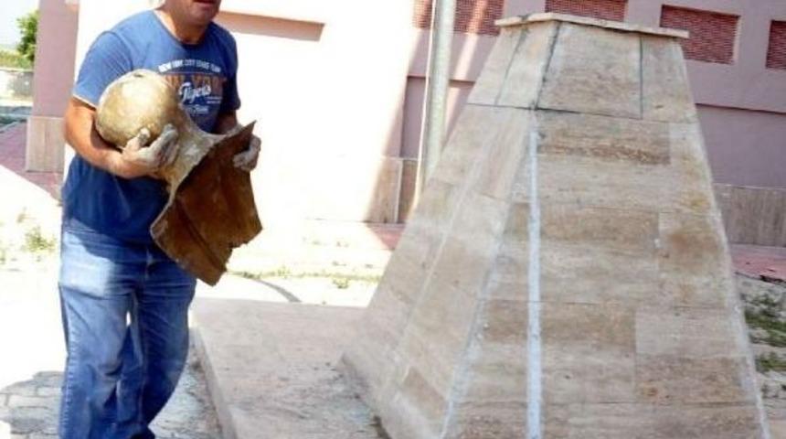 Atatürk'ün Büstünü Çalan Iki Hurdacı Tutuklandı