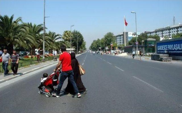 Emniyet Müdürlüğü Yakınına Şüpheli Görülen Bebek Arabası Fünye Ile Patlatıldı