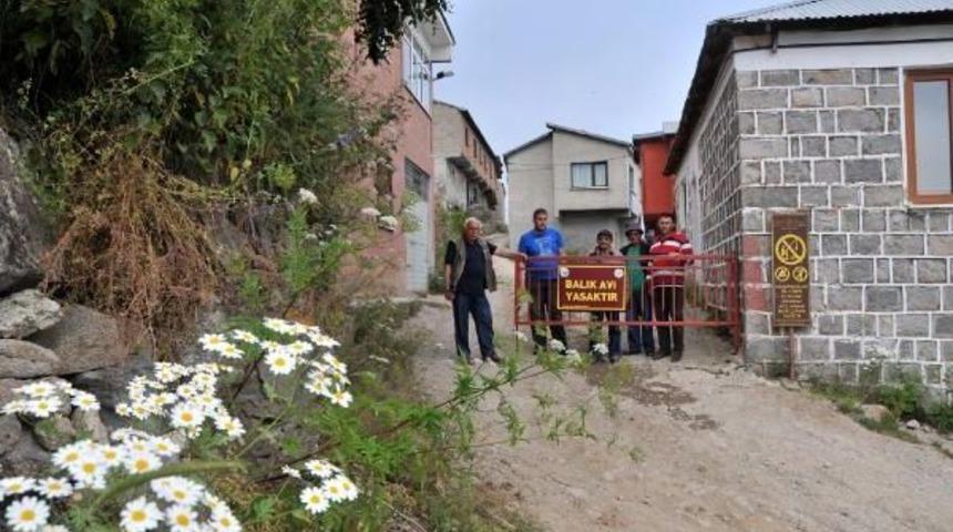 Anahtarı Olmayan Bu K&ouml;yden Ge&ccedil;emiyor