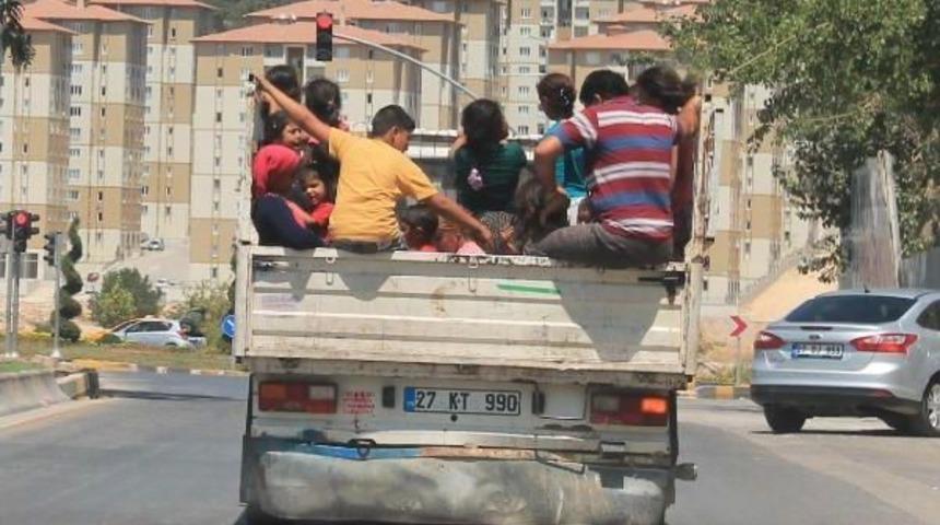 Kamyonet Kasasında Tehlikeli Yolculuk