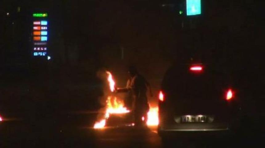 Cizre'de Yola Barikat Kuran Pkk'lılar Polisle &Ccedil;atıştı