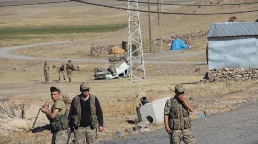 Erzurum&rsquo;da Karakola Saldıran Ter&ouml;ristlerin Otomobili Takla Attı