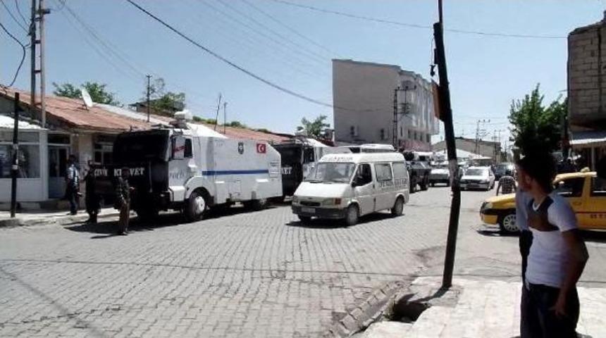 Erciş'te Dbp'nin Y&uuml;r&uuml;y&uuml;ş&uuml;ne Izin Verilmeyince Olay &Ccedil;ıktı