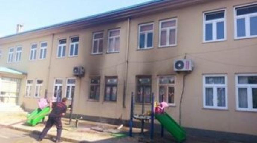 Okulun Bah&ccedil;esindeki &Ccedil;ocuk Parkını Yaktılar