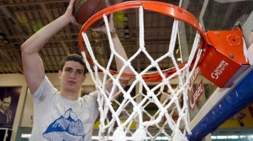 Gelişim Koleji Tamer'i Renklerine Bağladı