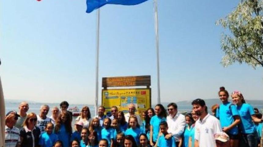 &Ccedil;anakkale'de 'barış Plajı'na T&ouml;renle 'mavi Bayrak Dikildi