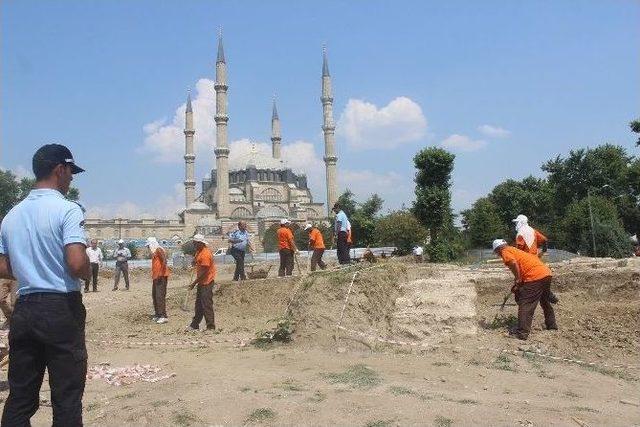Edirne’de 50 Mahkum Selimiye Camii Meydan Kazısında Görev Yapıyor