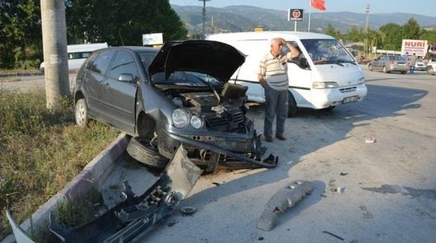 Niksar&rsquo;da 2 Otomobil &Ccedil;arpıştı: 5 Yaralı