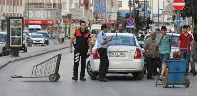 James Bond Tipi Şüpheli Çanta Polisi Alarma Geçirdi