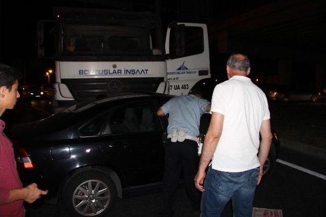 Kamyon Altına Aldığı Otomobili Metrelerce Sürükledi