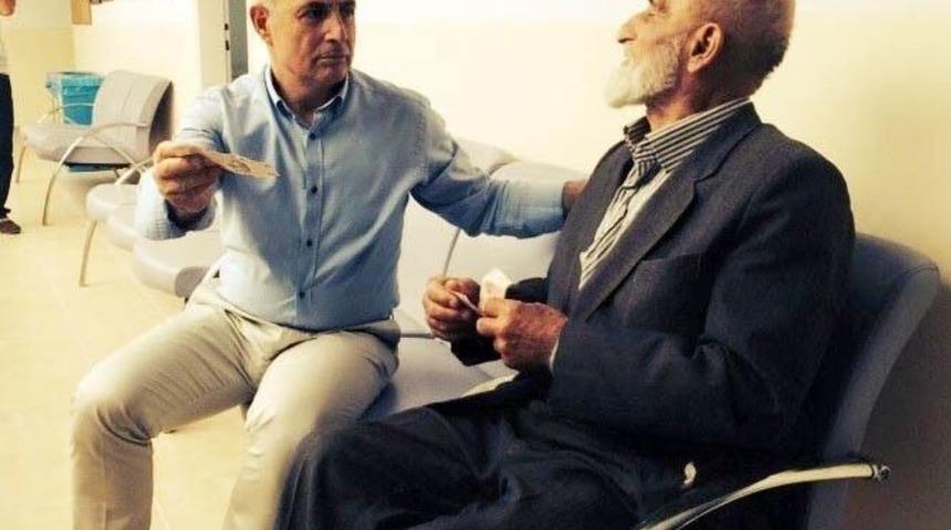 80 Yaşındaki Sabri Dede&rsquo;den İnsanlık Dersi