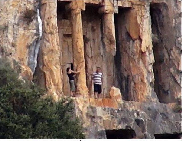 Dalyan'daki Tarihi Kaya Mezarları Tel Örgüyle Korunacak