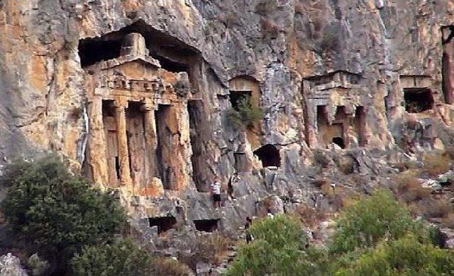 Dalyan'daki Tarihi Kaya Mezarları Tel Örgüyle Korunacak