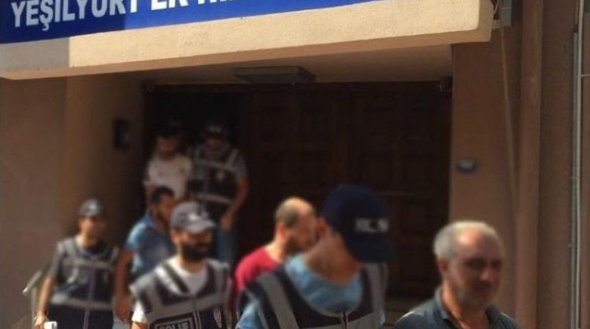 G&ouml;&ccedil;men Ka&ccedil;ak&ccedil;ıları Tutuklandı