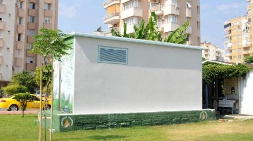 Trafodaki 'kırmızılı Kadın' Resmi Beyaza Boyandı