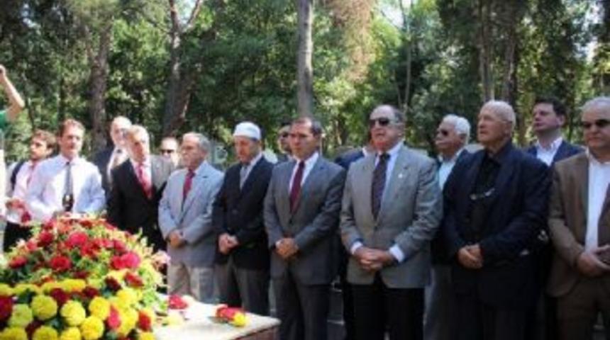 Ali Sami Yen, &Ouml;l&uuml;m&uuml;n&uuml;n 64. Yıl D&ouml;n&uuml;m&uuml;nde Anıldı