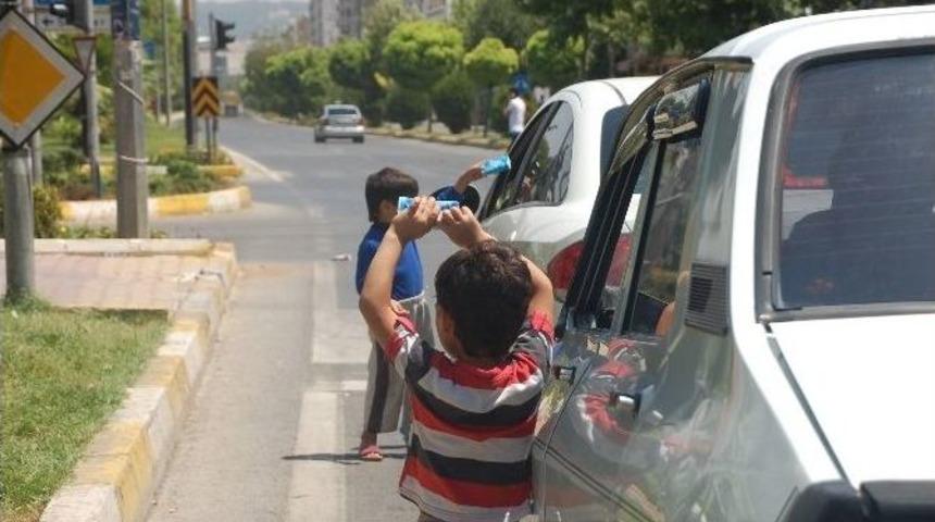 Yaşı K&uuml;&ccedil;&uuml;k Mendil Satıcıları Kazaya Davetiye &Ccedil;ıkarıyor