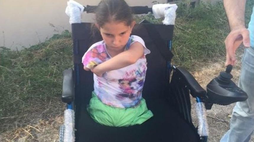 Başkan Hazinedar, Engelli Yaren&rsquo;e Ak&uuml;l&uuml; Ara&ccedil; Hediye Etti