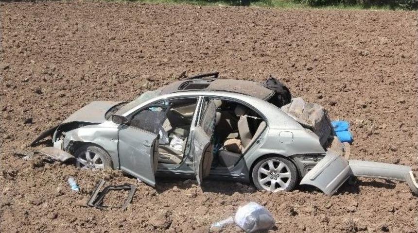 Yoldan &Ccedil;ıkan Otomobil Tarlaya U&ccedil;tu: 1 &Ouml;l&uuml;, 2 Yaralı