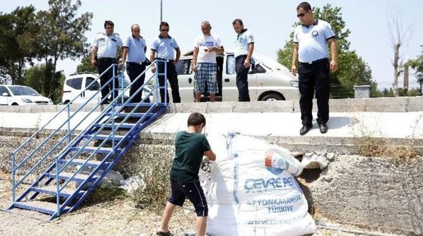 D&uuml;nyaca &Uuml;nl&uuml; Sahilde Topladığı Taşlar Nedeniyle Para Cezası Kesildi