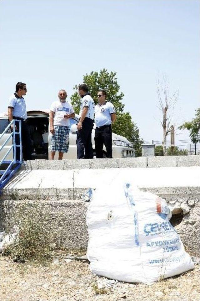 Dünyaca Ünlü Sahilde Topladığı Taşlar Nedeniyle Para Cezası Kesildi