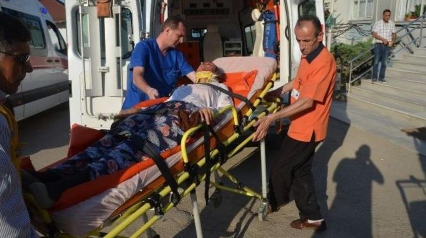 2 Otomobil Kafa Kafaya &Ccedil;arpıştı: 3 Yaralı