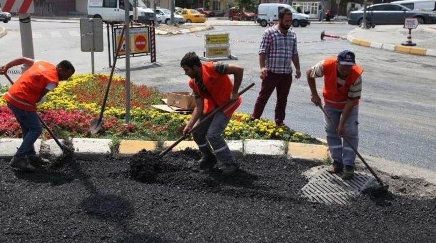 K&uuml;&ccedil;&uuml;k&ccedil;ekmece&rsquo;ye 3 Ayda 35 Bin Ton Asfalt