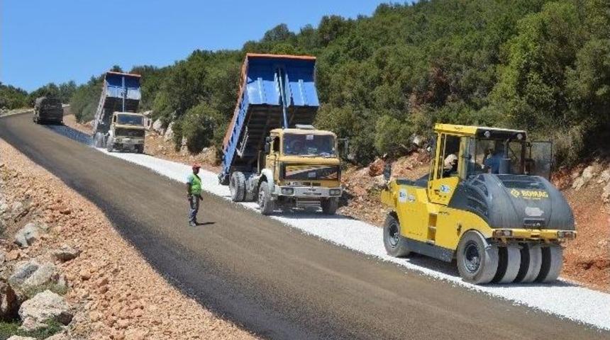 Kaş Sarıbelen&rsquo;e Satıh Asfalt &Ccedil;alışması Yapıldı