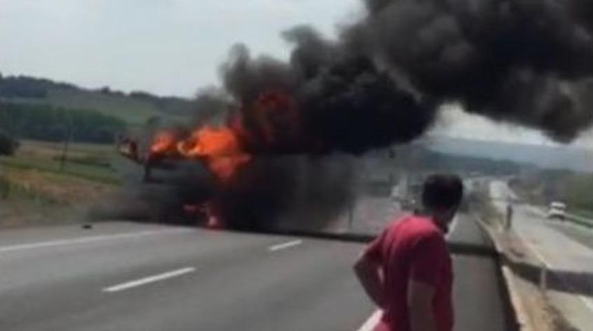 Seyir Halindeki Kamyon Alev Alev Yandı