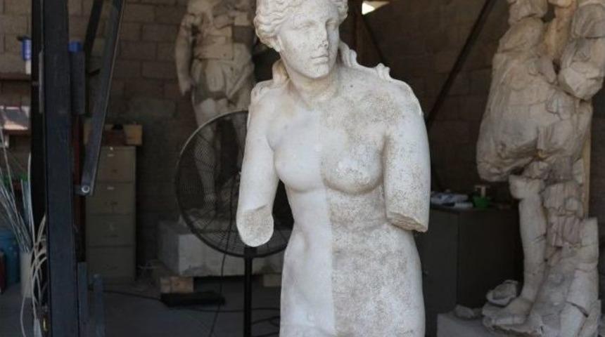 Perge Kazılarından &Ccedil;ıkan Heykeller G&ouml;z Kamaştırdı