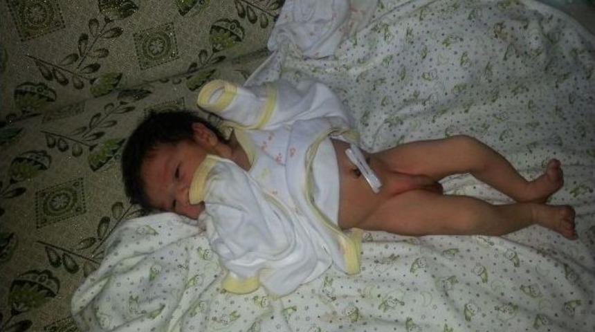 Bir Haftalık Bebeği Tarla Kenarına Attılar