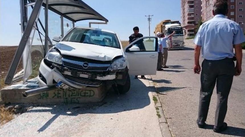 Ehliyetsiz S&uuml;r&uuml;c&uuml; Otob&uuml;s Durağına Girdi: 1&rsquo;i Ağır 4 Yaralı