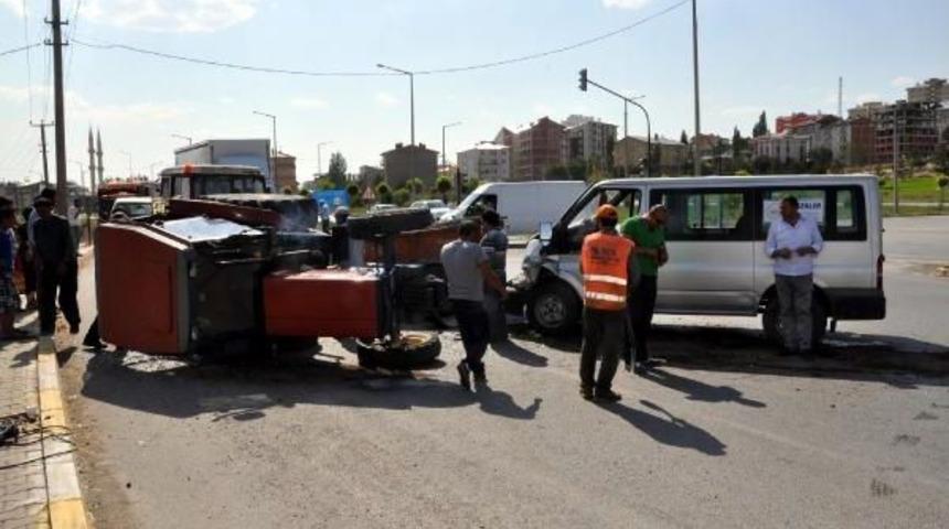 Sivas'ta Trakt&ouml;r Minib&uuml;sle &Ccedil;arpıştı: 3 Yaralı