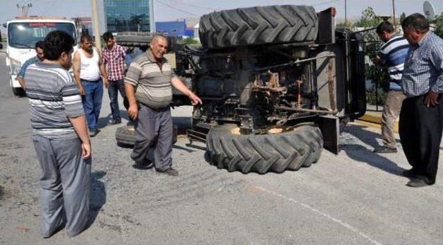 Sivas'ta Traktör Minibüsle Çarpıştı: 3 Yaralı