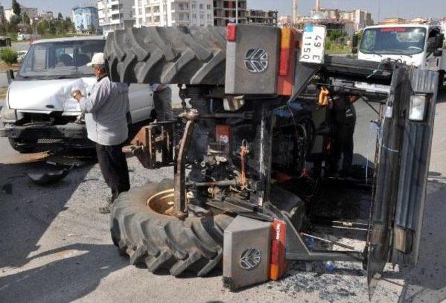Sivas'ta Traktör Minibüsle Çarpıştı: 3 Yaralı
