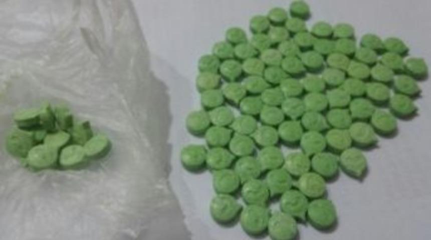 Yere Atılan Paketten Uyuşturucu Hap &Ccedil;ıktı