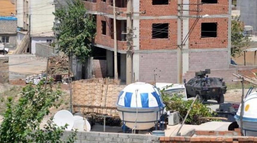 Cizre'de G&ouml;stericiler, Barikatları Iş Makinasıyla Kaldıran Polisle &Ccedil;atıştı