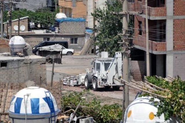 Cizre'de Göstericiler, Barikatları Iş Makinasıyla Kaldıran Polisle Çatıştı