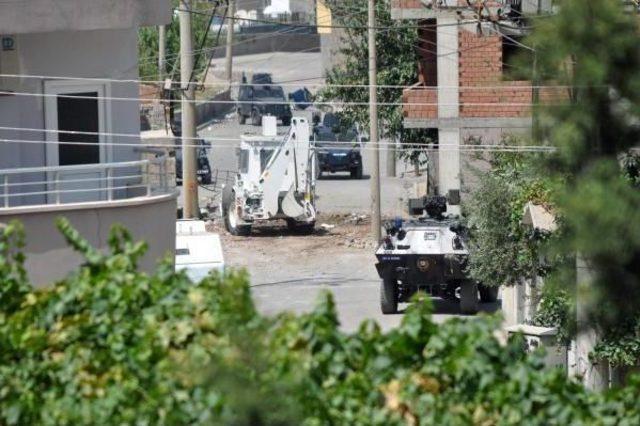 Cizre'de Göstericiler, Barikatları Iş Makinasıyla Kaldıran Polisle Çatıştı