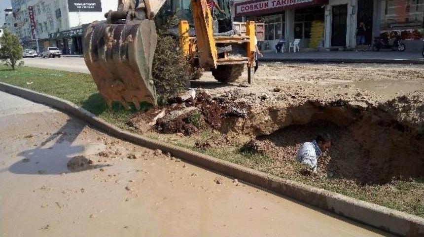 &Ccedil;&ouml;ken Ana Yolda 5 Metrelik &Ccedil;ukur Oluştu